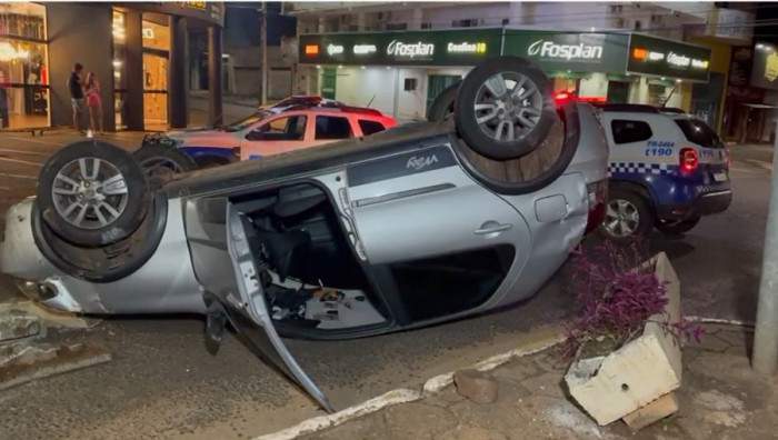 Motorista e a passageira não tiveram ferimentos. Foto: Araguaína Notícias