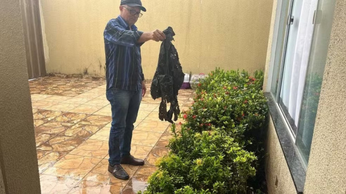 Raimundo mostra saco plástico que estava enterrado com pote de dinheiro.  Foto: Ana Paula Rehbein/TV Anhanguera