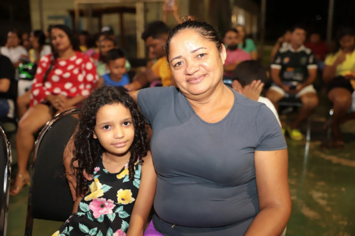 “Minha filha assistia o balé pela internet e agora vai ter a oportunidade de participar de verdade das aulas, disse a merendeira Zoraide Marques.