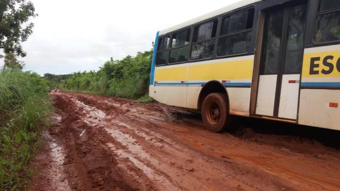 ônibus escolar ao extremo Passando pelos ATOLEIROS! 