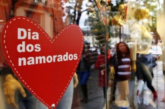 Quase 60% dos brasileiros pretendem presentear no Dia dos Namorados
