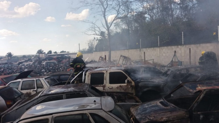 Incêndio destruiu veículos apreendidos
