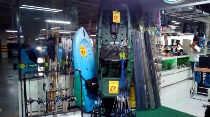 A loja fornece desde o básico como a vara de pesca, a isca, óculos de proteção até caiaque utilizado por pescadores