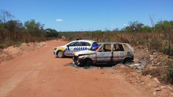 Fiat Uno roubado foi encontrado destruído pelo fogo na região da Jacubinha
