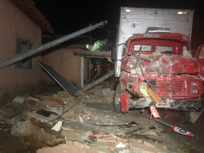 Caminhão só parou quando atingiu o quarto da casa. (Foto: Araguaína Notícias)