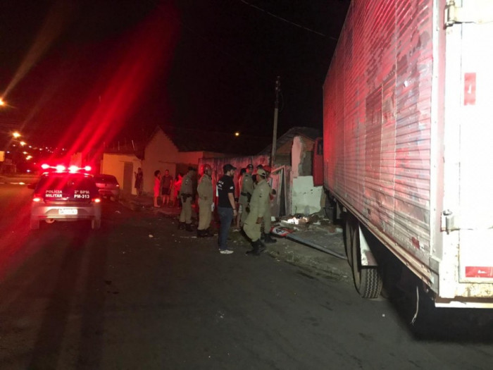 Caminhão colidiu no muro e invadiu a casa. (Foto: Araguaína Notícias)