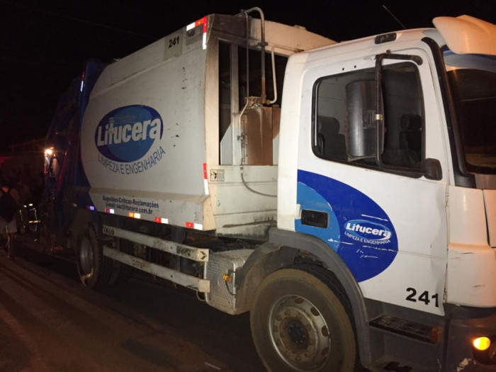 Caminhão do lixo envolvido no acidente em Araguaína 