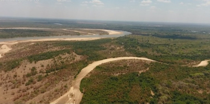 Rio que formaria a ilha do Bananal ficou seco em um trecho de 10 km (Foto: Reprodução TV Anhanguera)