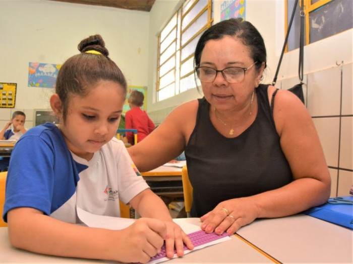 Professor auxiliar garante inclusão de alunos deficientes visuais ...