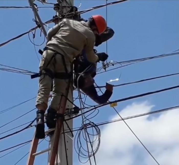 Eletricista Fica Pendurado Em Poste E Sofre Queimaduras Ao Manusear Rede Elétrica 3699