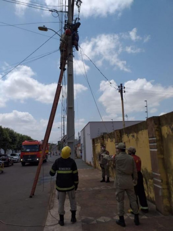 Eletricista Fica Pendurado Em Poste E Sofre Queimaduras Ao Manusear Rede Elétrica 2216