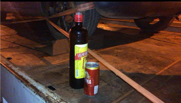 Bebida encontrada dentro do veículo (Foto: AN)