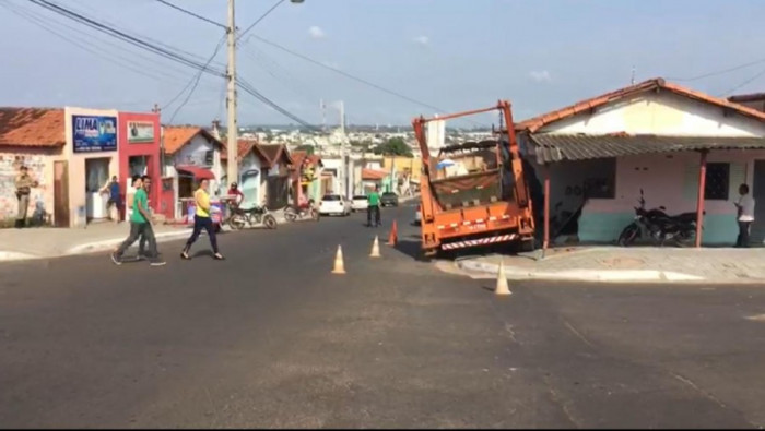Caminhão destruiu parte da casa. (Foto: AN)
