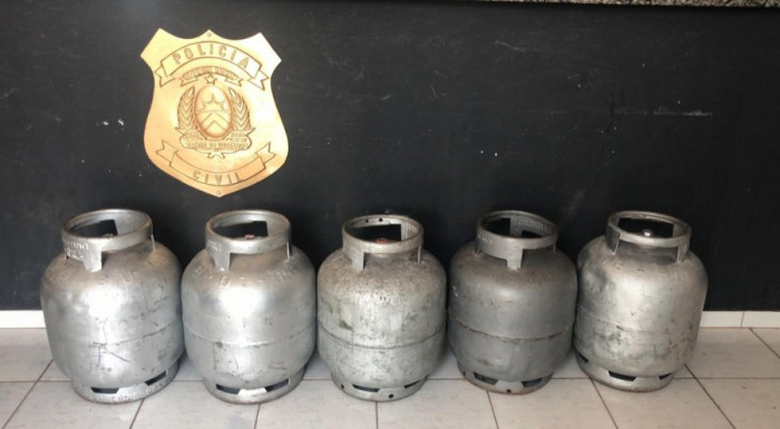 Quatro botijões foram recuperados numa casa da Vila Rebeiro e o 5º no setor Tocantins. 