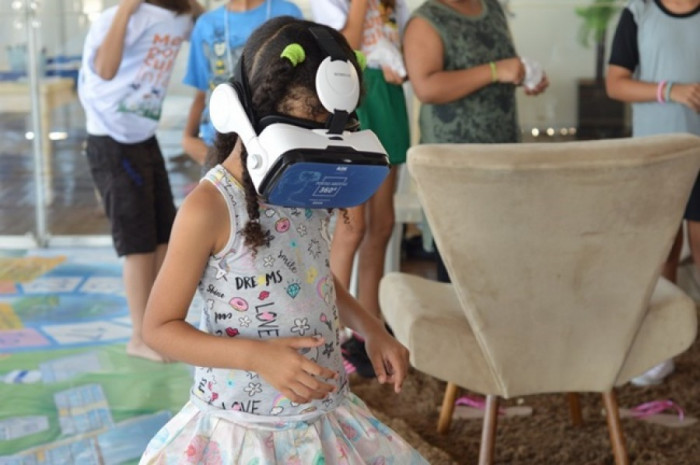 Os visitantes também conferiram uma experiência de realidade virtual.