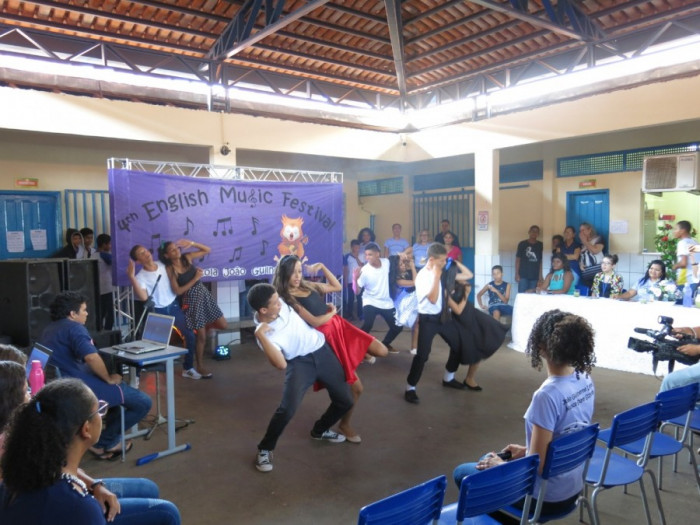 Além de canções, alunos também apresentaram coreografias. 