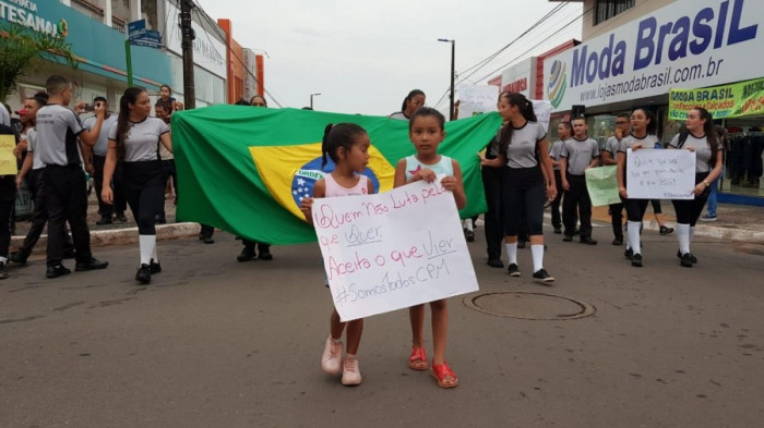 Familiares de alunos também participaram do ato. 