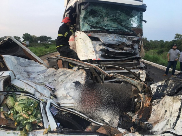 A mulher digiria uma caminhonete carregada de verduras. (Foto: Divulgação)