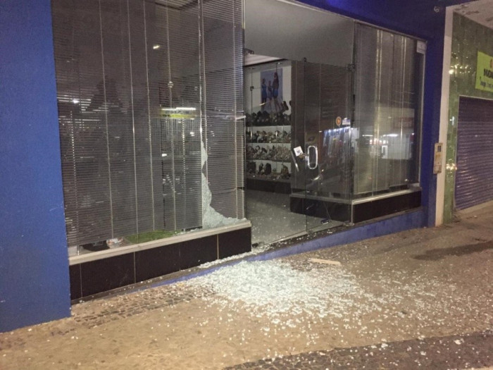 A vidraça da loja ficou destruída.