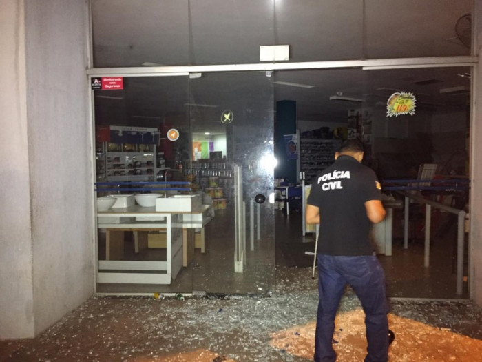 Uma loja de materiais de construção também teve a vidraça destruída.