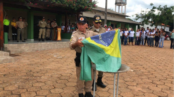 1º Sargento Iramar Sirqueira providenciando a incineração da Bandeira