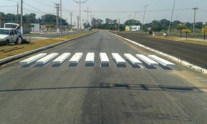 Faixa de pedestre pintada em 3D 