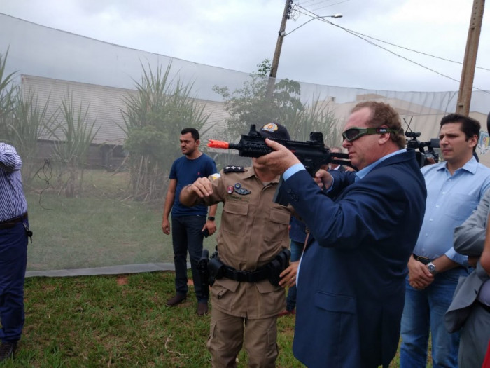 Mauro Carlesse fez simulação de tiro com arma não letal