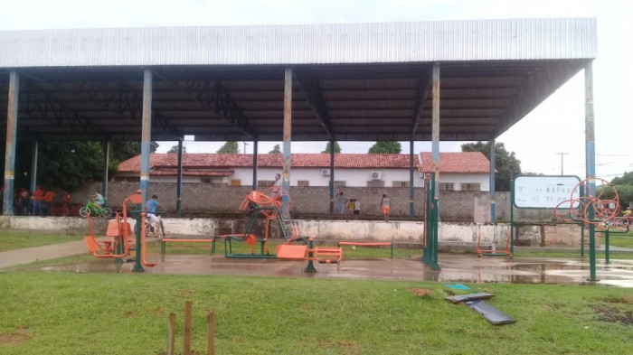 Espaço ganhou academia ao ar livre, mas o galpão ficou sem reforma. 