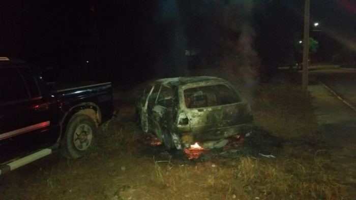Suspeito também incendiou carro que estava apreendido em delegacia.