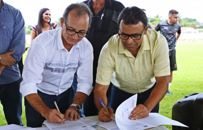 Elenil participou da assinatura da ordem de serviço para início de duas obras no município. 