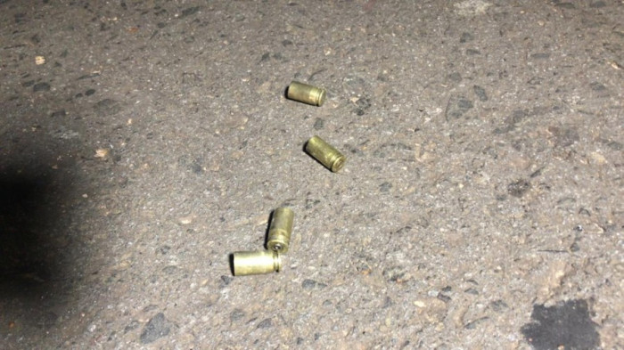 Cápsulas de balas encontradas no local.