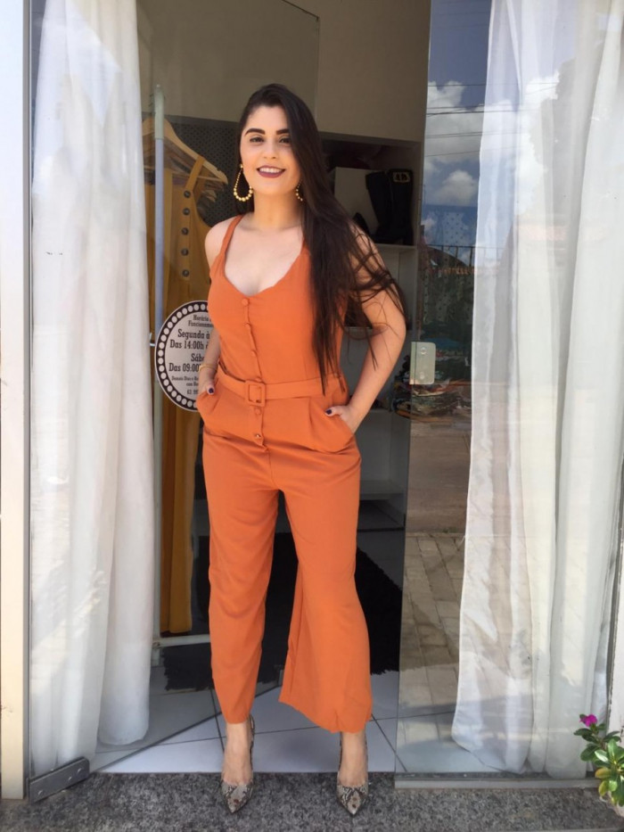 A calça mais curta, na altura das canelas ou panturrilhas é o estilo predileto de quem está em dia com as tendências de moda. Moderno e descolado. (Foto: Orilú Brechó)